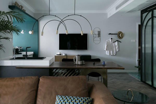 輕奢風(fēng)三居室，超大膽的配色